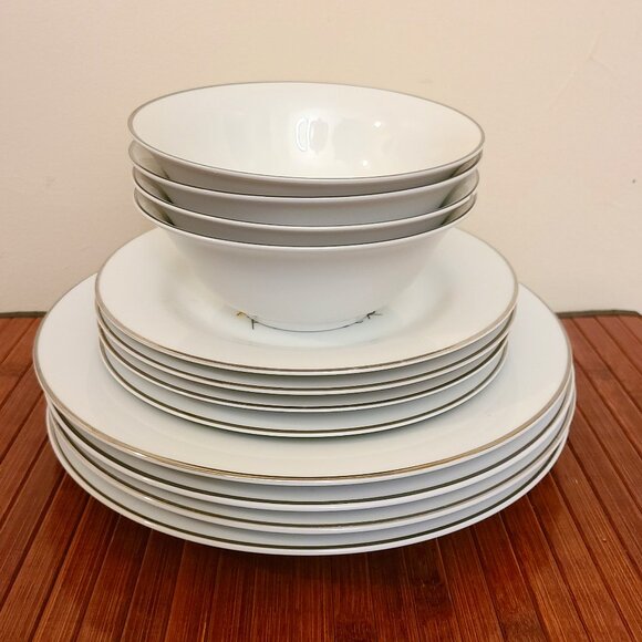 Pottery Barn Matching Reindeer Salad Plates/Dinner Plates/Bowls - 12 Pieces - Picture 2 of 11